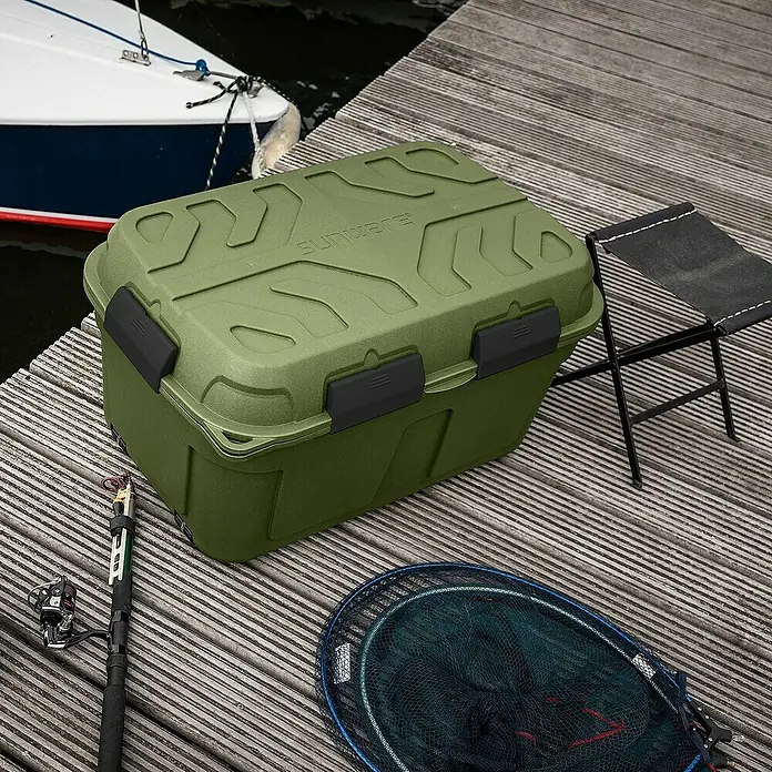 Sunware Aufbewahrungsbox Q-Line - L x B x H: 79 x 54,5 x 42,5 cm, Kunststoff, Grün - Grüne Sunware Aufbewahrungsbox mit Angelzubehör und Hocker auf einem Holzsteg. Ideal für Outdoor-Enthusiasten zur Aufbewahrung von Ausrüstung.