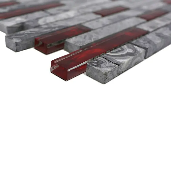 Mosaikfliese Verbund Crystal Mix XCM MV618 - 29 x 30 cm, Grau/Rot - Nahaufnahme von dekorativen Wandfliesen mit roten Glas- und grauen Marmorstreifen für stilvolle Innenräume.