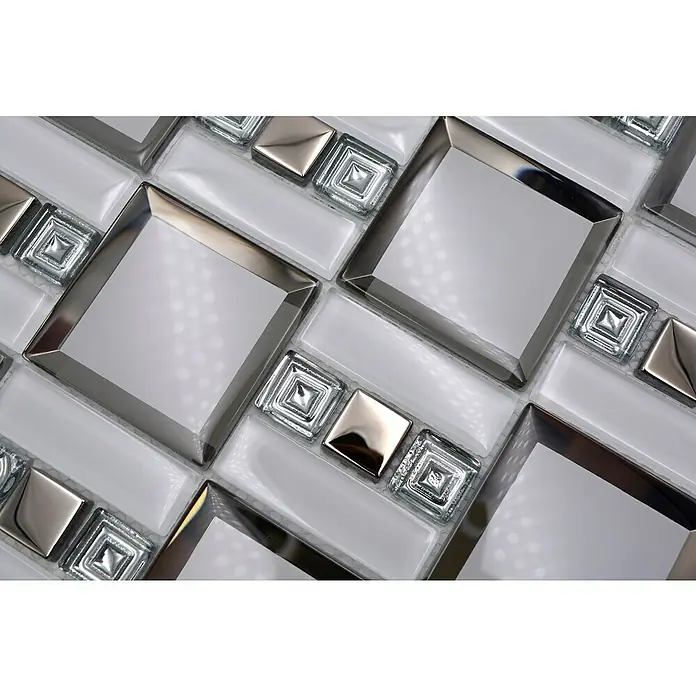 Mosaikfliese Kombi Crystal XCM SQ98 - 30 x 30 cm, Weiß/Grau, Glänzend - Nahaufnahme eines Mosaikfliesenmusters mit weißen, rechteckigen Fliesen und quadratischen Akzenten mit metallischen Rahmen und Dekorationen.