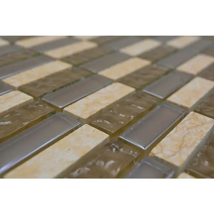 Mosaikfliese Stäbchen Crystal Mix XBH SM128 - 30,4 x 29,8 cm, Beige/Braun, Glänzend - Nahaufnahme von rechteckigen Mosaikfliesen in Beige, Braun und Silber, die ein schönes Muster für Badezimmer oder Küchenrückwände bilden.