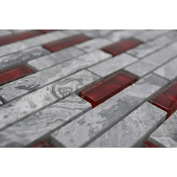 Mosaikfliese Verbund Crystal Mix XCM MV618 - 29 x 30 cm, Grau/Rot - Nahaufnahme von Mosaikfliesen mit grauen Marmor- und roten Glaselementen, die eine stilvolle und moderne Oberfläche schaffen.