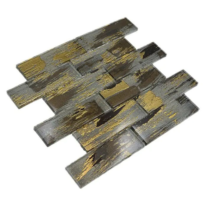 Mosaikfliese Rechteck Crystal Subway XCM SWGO - 30 x 30 cm, Gold/Schwarz, Matt - Nahaufnahme eines Musters von rechteckigen Mosaikfliesen in Grau- und Goldtönen auf schwarzem Hintergrund.