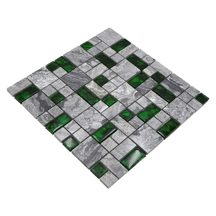 Mosaikfliese Kombi Crystal XCM MC509 - 30 x 30 cm, Grau/Grün - Nahaufnahme eines dekorativen Mosaiks aus grauen Steinen und grünen Glaselementen auf schwarzem Hintergrund.
