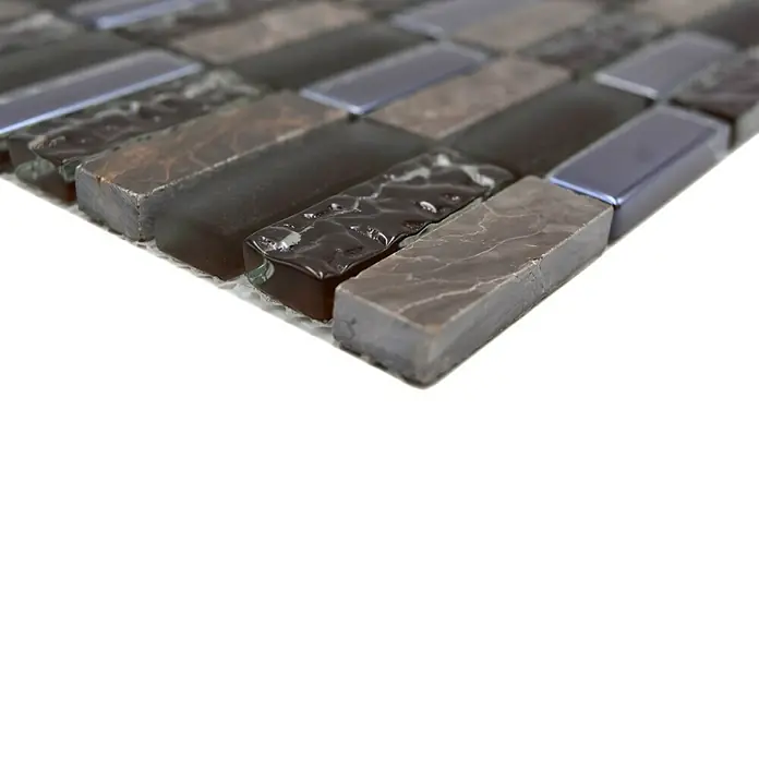 Mosaikfliese Stäbchen Crystal Mix XBH SM138 - 30,4 x 29,8 cm, Mix Braun, Glänzend - Nahaufnahme eines Mosaiks mit rechteckigen Steinen in Braun- und Blautönen.
