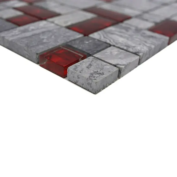 Mosaikfliese Kombi Crystal XCM MC519 - 30 x 30 cm, Rot/Grau - Nahaufnahme einer dekorativen Fliesenplatte mit roten Glas- und grauen Steinelementen für stilvolle Wand- und Bodengestaltung.