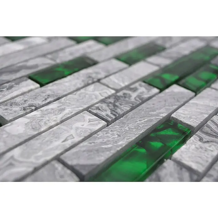 Mosaikfliese Verbund Crystal Mix XCM MV608 - 29 x 30 cm, Grau/Grün - Nahaufnahme von grauen Marmor- und grünen Glasmosaikfliesen, die ein elegantes und modernes Design für Wände oder Böden bieten.