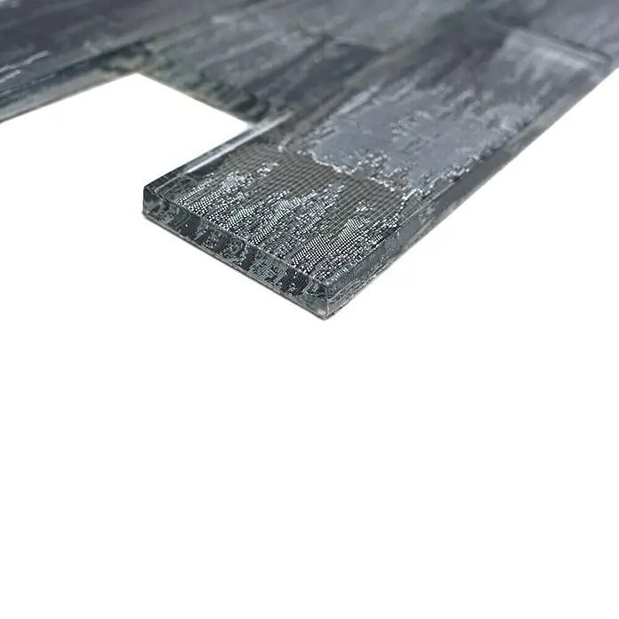 Mosaikfliese Rechteck Crystal Subway XCM SWSV - 30 x 30 cm, Silber/Schwarz, Matt - Nahaufnahme einer grauen Glasfliese mit filigranem Muster, die durch ihre spiegelnde Oberfläche elegant wirkt. Ideal für moderne Wandgestaltungen.