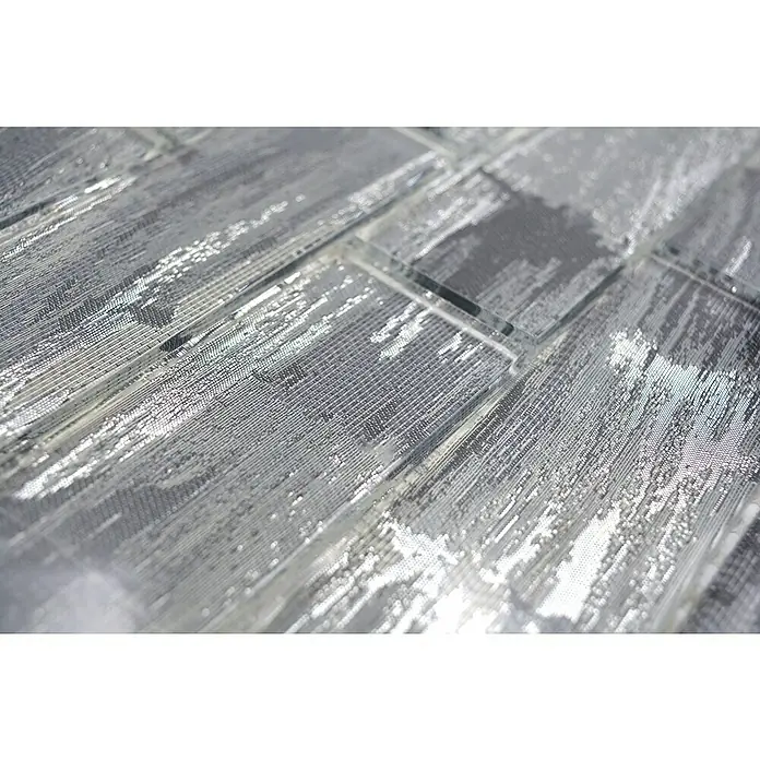 Mosaikfliese Rechteck Crystal Subway XCM SWSV - 30 x 30 cm, Silber/Schwarz, Matt - Nahaufnahme eines silbernen Mosaiks mit glänzenden, strukturierten Oberflächen, ideal für stilvolle Wandgestaltungen.