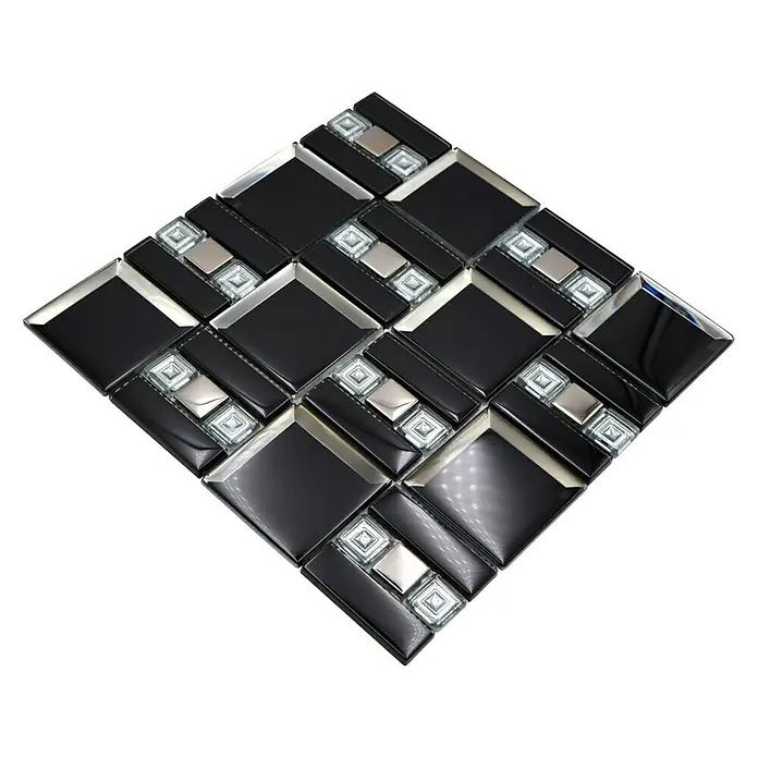 Mosaikfliese Kombi Crystal XCM SQ78 - 30 x 30 cm, Schwarz - Nahaufnahme eines Mosaiks mit schwarzen, silbernen und klaren Glasfliesen, die in einem diagonalen Muster angeordnet sind.