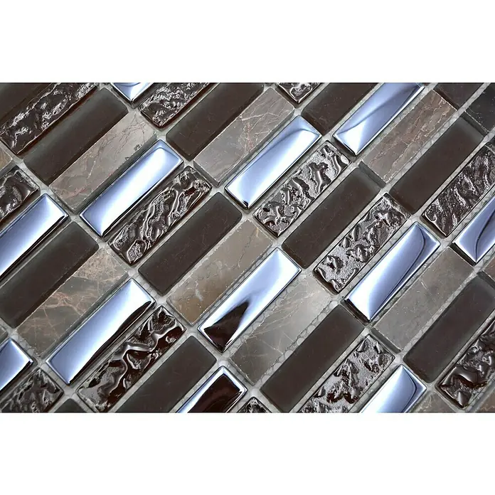 Mosaikfliese Stäbchen Crystal Mix XBH SM138 - 30,4 x 29,8 cm, Mix Braun, Glänzend - Nahaufnahme von rechteckigen Mosaikfliesen in Braun-, Grau- und Silberfarben, die ein glänzendes und strukturiertes Muster bilden.