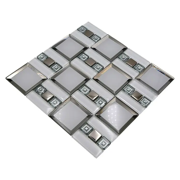 Mosaikfliese Kombi Crystal XCM SQ98 - 30 x 30 cm, Weiß/Grau, Glänzend - Nahaufnahme einer quadratischen Glasmosaikfliese in Weiß- und Silbertönen, ideal für moderne Wand- und Bodendesigns.