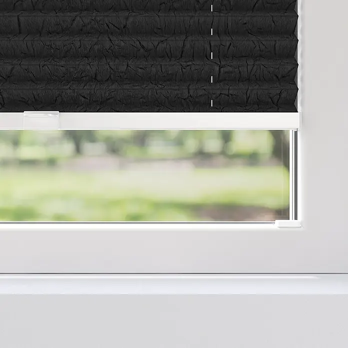 Expo Ambiente Plissee - B x H: 70 x 130 cm, Dunkelgrau - Nahaufnahme einer schwarzen, verspannten Fensterabdeckung, die Eleganz und Funktionalität im modernen Wohndesign vereint.