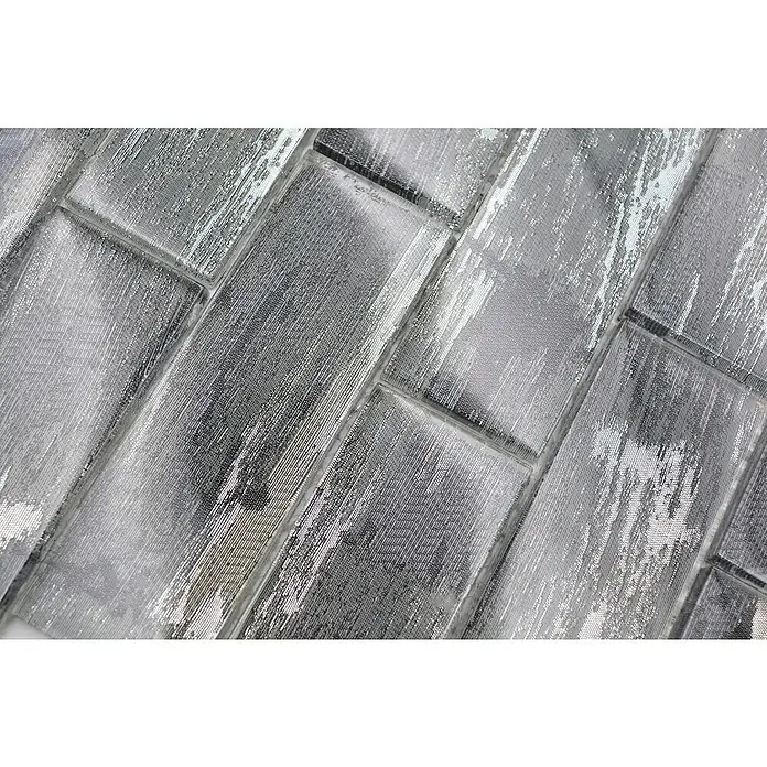 Mosaikfliese Rechteck Crystal Subway XCM SWSV - 30 x 30 cm, Silber/Schwarz, Matt - Nahaufnahme einer silbernen, rechteckigen Glasfliese mit strukturierter Oberfläche, die ein modernes und elegantes Design für Innenräume zeigt.