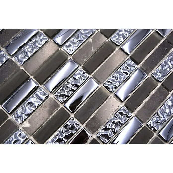 Mosaikfliese Stäbchen Crystal Mix XBH SM118 - 30,4 x 29,8 cm, Schwarz/Blau, Glänzend - Nahaufnahme von rechteckigen Mosaikfliesen in Silber- und Grautönen, die ein elegantes und modernes Muster für Wände und Böden bilden.
