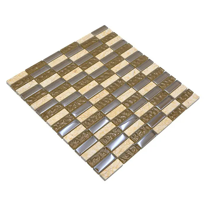 Mosaikfliese Stäbchen Crystal Mix XBH SM128 - 30,4 x 29,8 cm, Beige/Braun, Glänzend - Nahaufnahme eines Mosaiks mit abwechselnden beigen und braunen rechteckigen Steinen für ein elegantes Wand- oder Bodendesign.