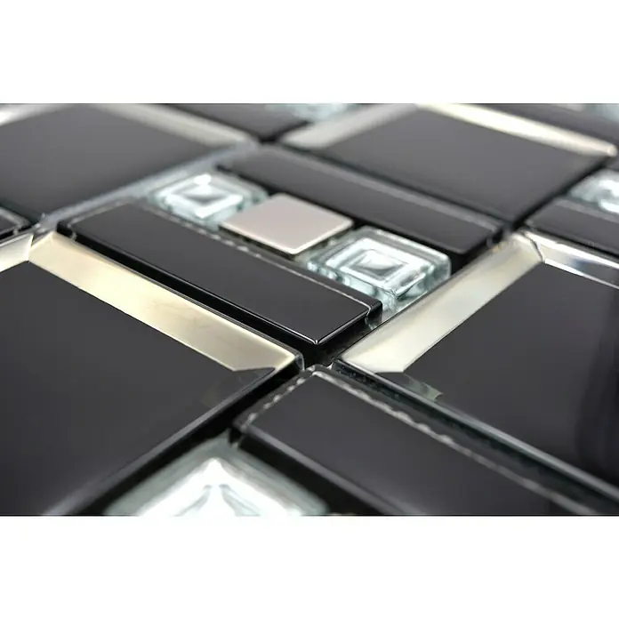 Mosaikfliese Kombi Crystal XCM SQ78 - 30 x 30 cm, Schwarz - Nahaufnahme von schwarzen und silbernen Glasmosaikfliesen, die ein elegantes und modernes Design für Wände oder Böden bieten.