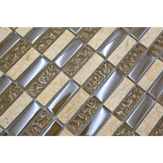 Mosaikfliese Stäbchen Crystal Mix XBH SM128 - 30,4 x 29,8 cm, Beige/Braun, Glänzend - Nahaufnahme von rechteckigen Fliesen in Beige- und Silberfarben, die ein diagonales Muster bilden, ideal für Badezimmer oder Küchen.