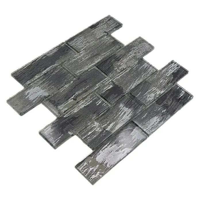 Mosaikfliese Rechteck Crystal Subway XCM SWSV - 30 x 30 cm, Silber/Schwarz, Matt - Nahaufnahme eines grauen Glasmosaiks im Fischgrätenmuster, ideal für stilvolle Wand- und Bodengestaltungen in jedem Raum.