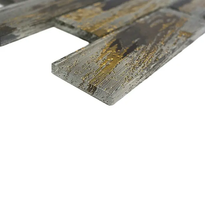 Mosaikfliese Rechteck Crystal Subway XCM SWGO - 30 x 30 cm, Gold/Schwarz, Matt - Nahaufnahme von strukturierten Glasmosaikfliesen in Grau und Gold, ideal für stilvolle Wand- oder Bodengestaltungen.