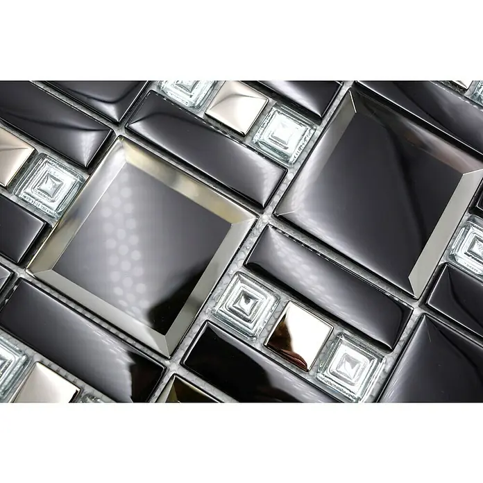Mosaikfliese Kombi Crystal XCM SQ78 - 30 x 30 cm, Schwarz - Nahaufnahme von glänzenden Mosaikfliesen in Schwarz, Silber und Klarglas, die ein modernes und elegantes Design zeigen.