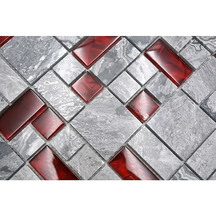 Mosaikfliese Kombi Crystal XCM MC519 - 30 x 30 cm, Rot/Grau - Nahaufnahme eines Musters aus grauen Marmor- und roten Glasmosaikfliesen, die in einem geometrischen Diamantmuster angeordnet sind.