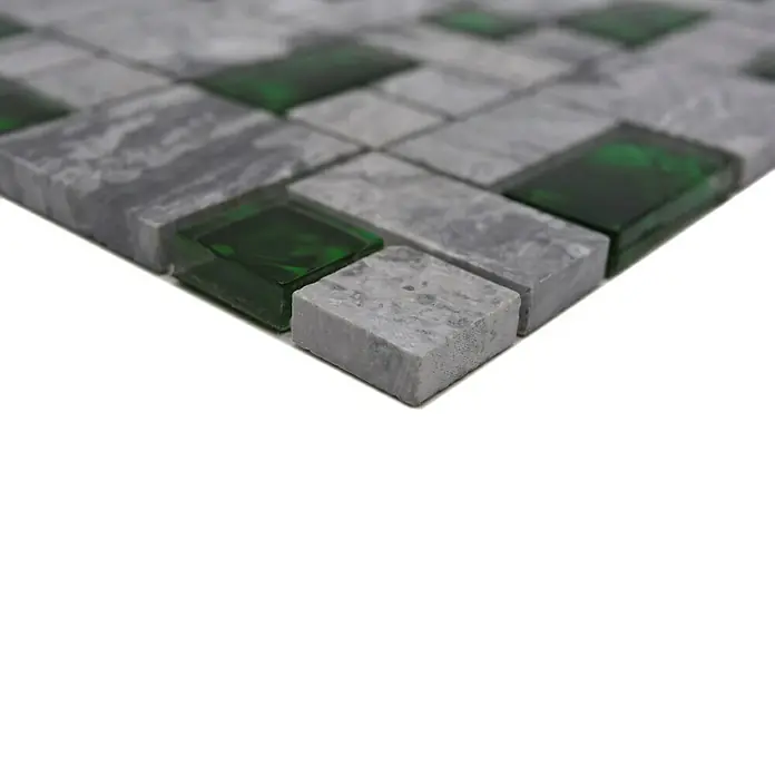 Mosaikfliese Kombi Crystal XCM MC509 - 30 x 30 cm, Grau/Grün - Nahaufnahme der grauen und grünen Mosaikfliesen, ideal für Badezimmer- oder Küchenrückwände, die einen Hauch von natürlicher Eleganz verleihen.