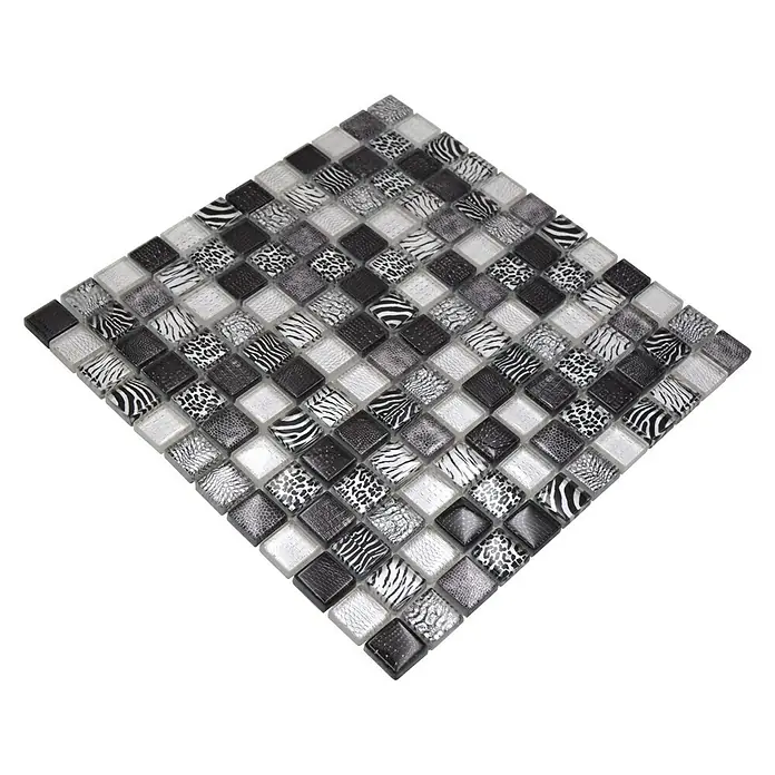 Mosaikfliese Quadrat Crystal Wildlife XCM WL24 - 29,8 x 29,8 cm, Schwarz, Glänzend - Detailaufnahme einer quadratischen Glasmosaikfliese mit Animal-Print-Design in Schwarz, Grau und Weiß, ideal für stilvolle Akzente.