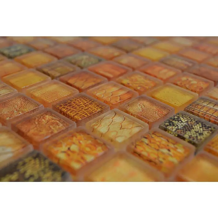 Mosaikfliese Quadrat Crystal Wildlife XCM WL44c - 29,8 x 29,8 cm, Orange, Glänzend - Nahaufnahme von gelben und orangefarbenen Mosaikfliesen mit verschiedenen Texturen und Mustern, ideal für Bad- oder Küchenrückwände.