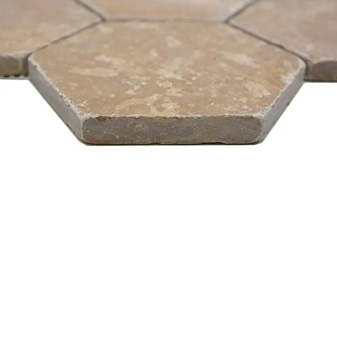 Mosaikfliese Hexagon XNT HX144 - 19,9 x 26,2 cm, Rotbraun, Matt - Nahaufnahme einer sechseckigen, beigen Bodenfliese. Die Fliese hat eine leicht raue Textur und abgerundete Kanten, perfekt für Bad und Küche.