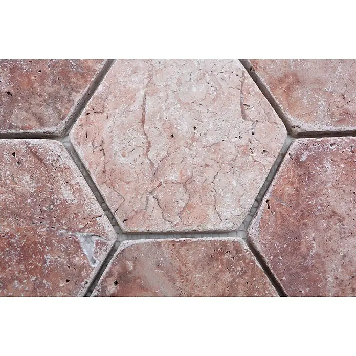 Mosaikfliese Hexagon XNT HX145 - 19,9 x 26,2 cm, Walnuss, Matt - Nahaufnahme von rosafarbenen sechseckigen Travertinfliesen mit natürlicher Textur und subtilen Farbunterschieden für ein warmes, erdiges Erscheinungsbild.