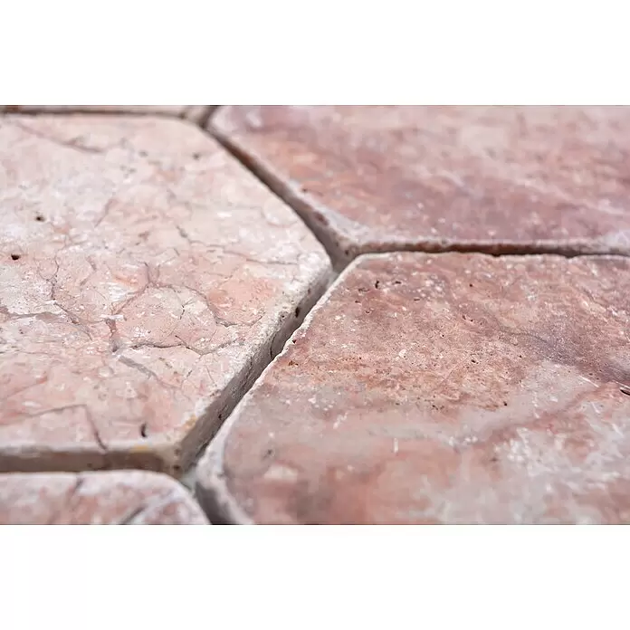 Mosaikfliese Hexagon XNT HX145 - 19,9 x 26,2 cm, Walnuss, Matt - Nahaufnahme von rotbraunen, rauen Steinfliesen mit sichtbaren Rissen, geeignet für Pflaster oder Bodenbeläge.