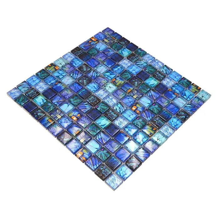 Mosaikfliese Quadrat Crystal Wildlife XCM WL74 - 29,8 x 29,8 cm, Blau, Glänzend - Ein quadratisches Mosaikfliesenmuster in verschiedenen Blautönen mit einem schillernden Finish, ideal für dekorative Akzente.
