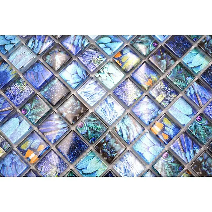 Mosaikfliese Quadrat Crystal Wildlife XCM WL74 - 29,8 x 29,8 cm, Blau, Glänzend - Nahaufnahme von dekorativen quadratischen Mosaikfliesen mit schillernden Feder- und Flügelmotiven in Blau-, Grün- und Lilatönen.