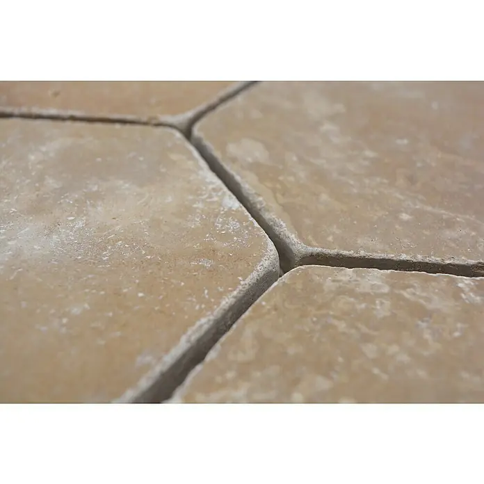 Mosaikfliese Hexagon XNT HX144 - 19,9 x 26,2 cm, Rotbraun, Matt - Nahaufnahme von beigefarbenen Travertinfliesen mit texturierter Oberfläche und sichtbaren Fugen, die ein natürliches und elegantes Aussehen verleihen.