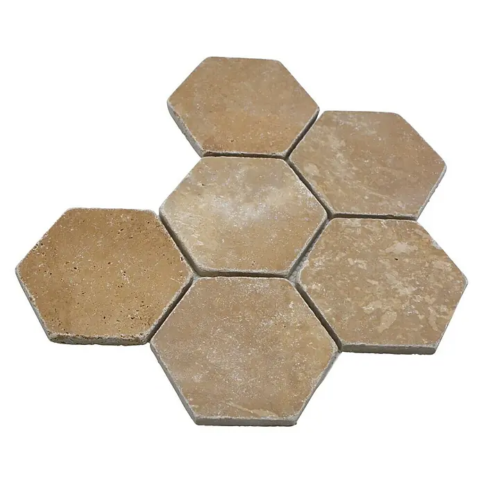 Mosaikfliese Hexagon XNT HX144 - 19,9 x 26,2 cm, Rotbraun, Matt - Nahaufnahme von honigfarbenen, sechseckigen Travertinfliesen, die eine warme und natürliche Ästhetik für jeden Raum bieten.