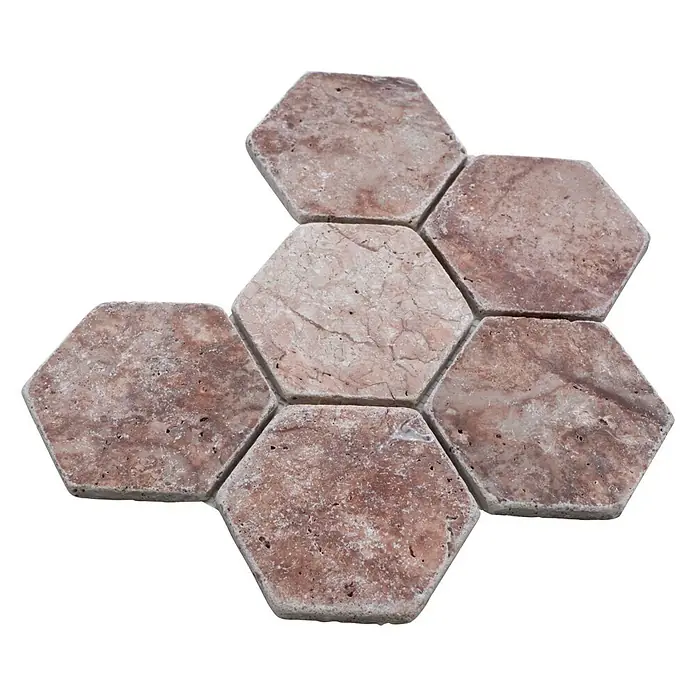 Mosaikfliese Hexagon XNT HX145 - 19,9 x 26,2 cm, Walnuss, Matt - Nahaufnahme von Travertin Sechseck-Fliesen, die eine natürliche, warme Textur und ein elegantes Muster für Boden- oder Wandbeläge bieten.