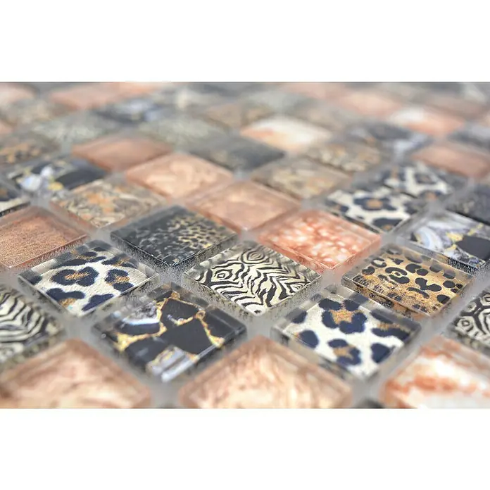 Mosaikfliese Quadrat Crystal Wildlife XCM WL64 - 29,8 x 29,8 cm, Braun, Glänzend - Nahaufnahme von quadratischen Glasmosaikfliesen in verschiedenen Tiermustern und Roségold-Farben, die eine elegante Oberfläche schaffen.