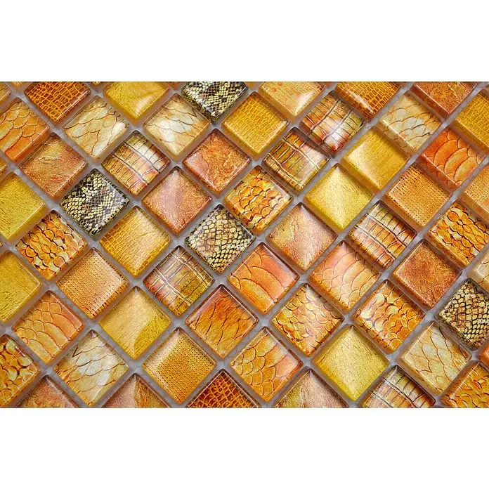 Mosaikfliese Quadrat Crystal Wildlife XCM WL44c - 29,8 x 29,8 cm, Orange, Glänzend - Nahaufnahme von goldenen und orangefarbenen Glasmosaikfliesen mit Reptilienmuster für ein luxuriöses und dekoratives Design.
