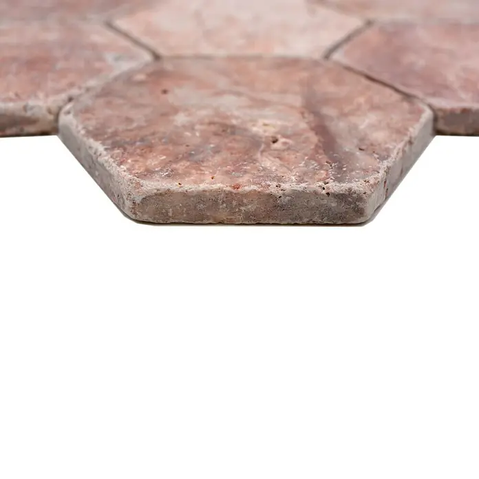 Mosaikfliese Hexagon XNT HX145 - 19,9 x 26,2 cm, Walnuss, Matt - Nahaufnahme eines sechseckigen Travertinmosaiks mit einer rustikalen, warmen Farbpalette, ideal für dekorative Boden- und Wandgestaltungen.