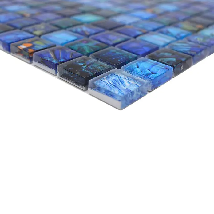 Mosaikfliese Quadrat Crystal Wildlife XCM WL74 - 29,8 x 29,8 cm, Blau, Glänzend - Nahaufnahme von blauen Glasmosaikfliesen, die ein faszinierendes Muster erzeugen. Ideal für Badezimmer, Küchen oder als dekoratives Element.