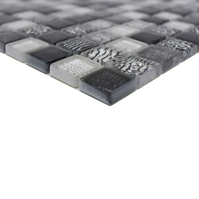 Mosaikfliese Quadrat Crystal Wildlife XCM WL24 - 29,8 x 29,8 cm, Schwarz, Glänzend - Nahaufnahme von grauen Mosaikfliesen mit verschiedenen Texturen, ideal für stilvolle Wand- oder Bodengestaltung.