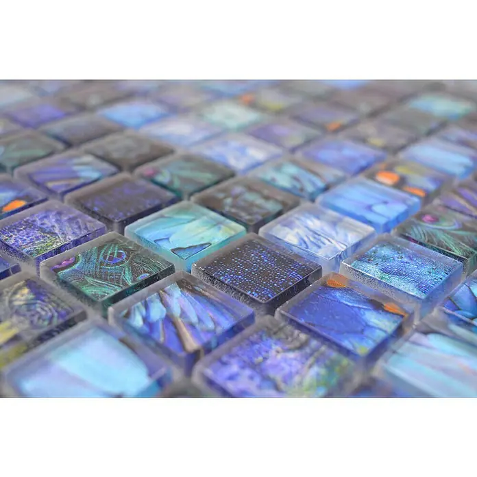 Mosaikfliese Quadrat Crystal Wildlife XCM WL74 - 29,8 x 29,8 cm, Blau, Glänzend - Nahaufnahme von schimmernden Mosaikfliesen in Blau- und Türkistönen mit verschiedenen Mustern, die eine elegante Textur für Oberflächen schaffen.