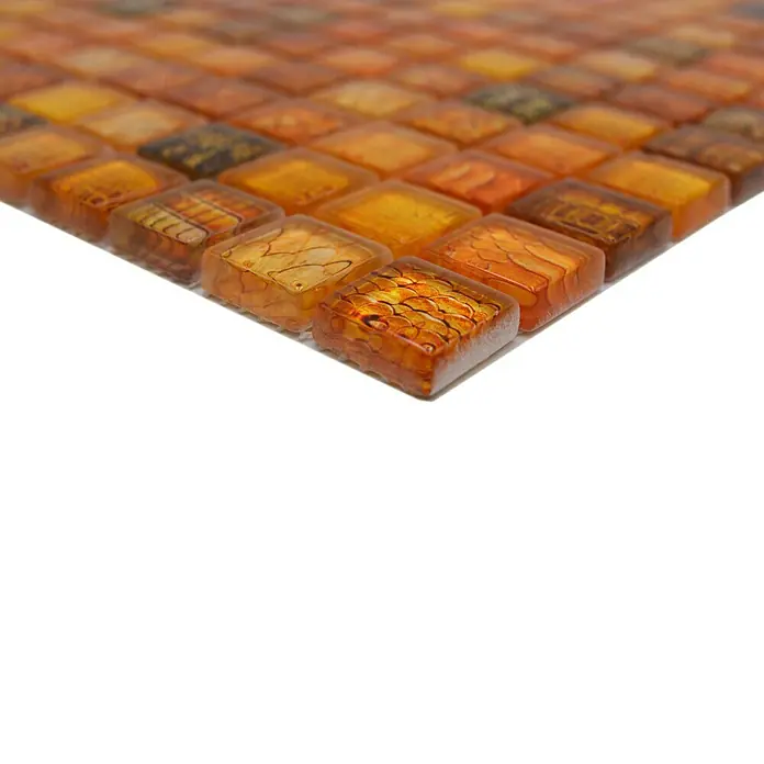 Mosaikfliese Quadrat Crystal Wildlife XCM WL44c - 29,8 x 29,8 cm, Orange, Glänzend - Nahaufnahme von orangefarbenen Mosaikfliesen mit einzigartigen Mustern, perfekt für die Gestaltung von Badezimmern oder Küchen.