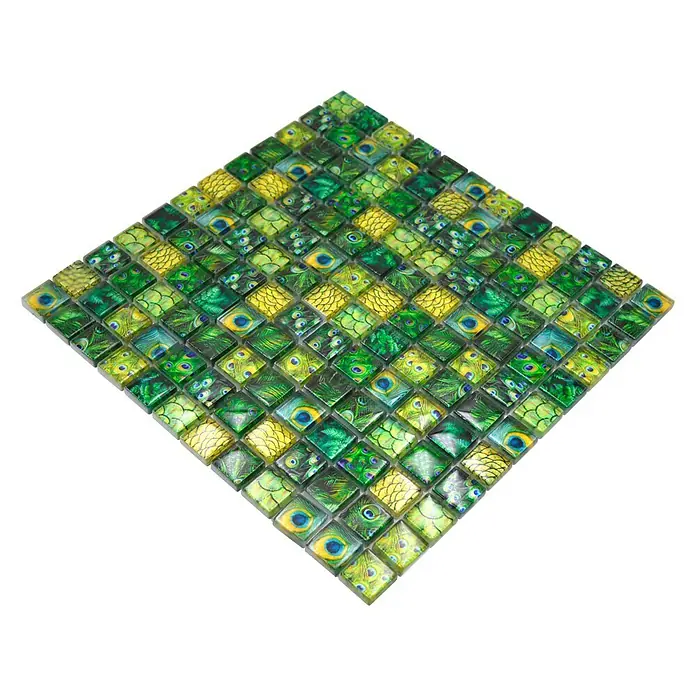 Mosaikfliese Quadrat Crystal Wildlife XCM WL84 - 29,8 x 29,8 cm, Grün, Glänzend - Quadratisches Mosaikfliesenmuster mit Pfauendesign. Das Dekor besteht aus Grüntönen, Gelb und Blautönen, die eine attraktive Optik bieten.