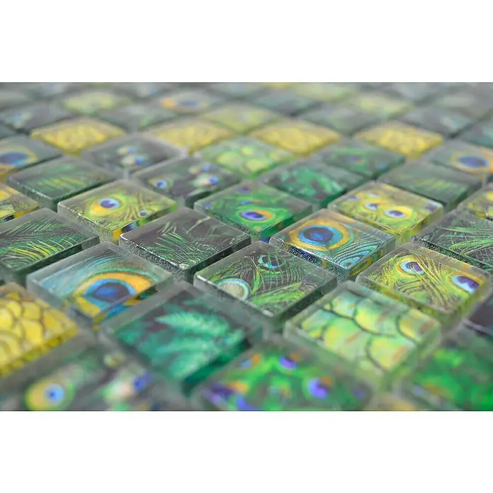 Mosaikfliese Quadrat Crystal Wildlife XCM WL84 - 29,8 x 29,8 cm, Grün, Glänzend - Detailaufnahme eines Mosaiks mit schillernden Pfauenfedermotiven auf quadratischen Glasfliesen, ideal für dekorative Akzente.