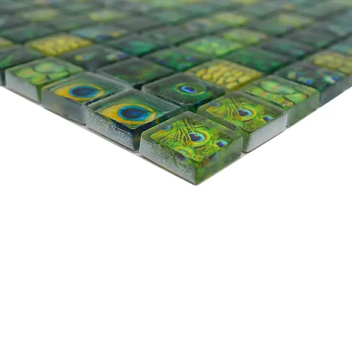 Mosaikfliese Quadrat Crystal Wildlife XCM WL84 - 29,8 x 29,8 cm, Grün, Glänzend - Nahaufnahme eines Mosaiks aus kleinen, quadratischen Fliesen mit Pfauenfedermotiven in Grün- und Goldtönen. Einzigartige Wanddekoration für Ihr Zuhause!