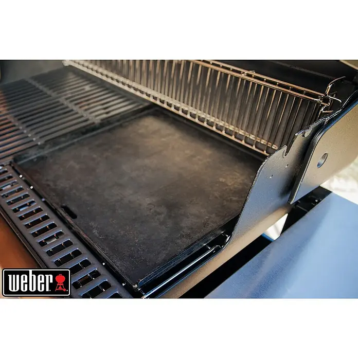 Weber Crafted Plancha para barbacoa - L x An: 41,3 x 40,1 cm, hierro fundido - Primer plano de una parrilla Weber con rejillas y una superficie plana, ideal para preparar diversas comidas al aire libre.