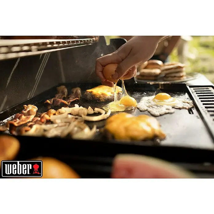 Weber Crafted GrillplatteL x B: 41,3 x 40,1 cm, Gusseisen - Weber Grillplatte in Aktion mit Frühstückszutaten. Speck, Zwiebeln, Käseburger und Spiegeleier werden zubereitet. Köstlich!