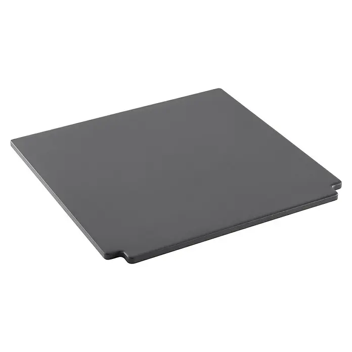 Weber Crafted Piedra para pizzas Esmaltado - L x An: 41,4 x 40,6 cm - Primer plano de una placa cuadrada gris con una muesca, sobre un fondo negro.