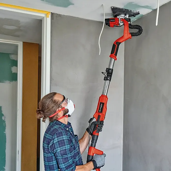 Einhell Zubehör-Set - Passend für: Einhell Trockenbauschleifer TE-DW 225 X, 5 -tlg. - Mann benutzt einen Einhell Trockenbauschleifer zum Schleifen einer Decke, mit Maske und Handschuhen für die Arbeitssicherheit.